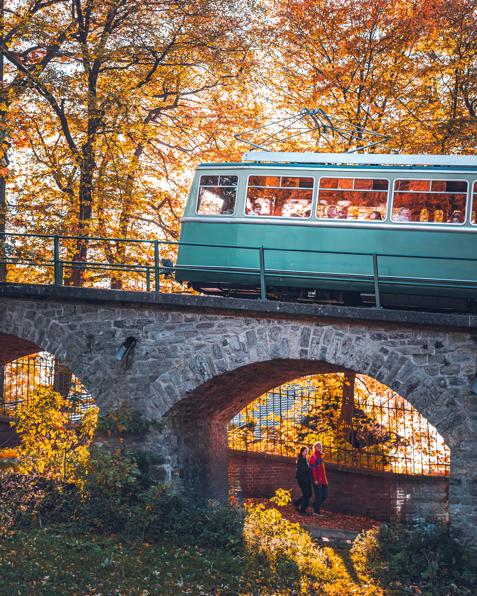 Drachenfelsbahn auf dem Viadukt vor Schloss Drachenburg Ein Wagen der Drachenfelsbahn fährt über das gemauerte Viadukt, im Hintergrund die Türme von Schloss Drachenburg in Königswinter, aufgenommen im Rahmen der laufenden Content-Produktion von STORA Studios für die Bergbahnen im Siebengebirge.