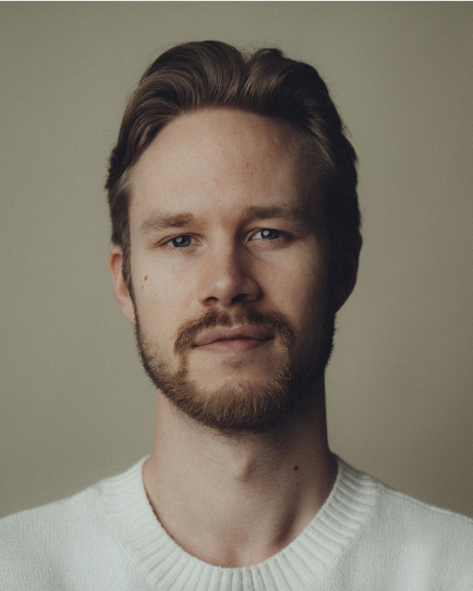 Florian Baukmann, Studioporträt Studioporträt von Florian Baukmann, Gründer von STORA Studios in Niederkassel, verantwortlich für Foto-, Video- und Social-Media-Produktion im Rheinland.